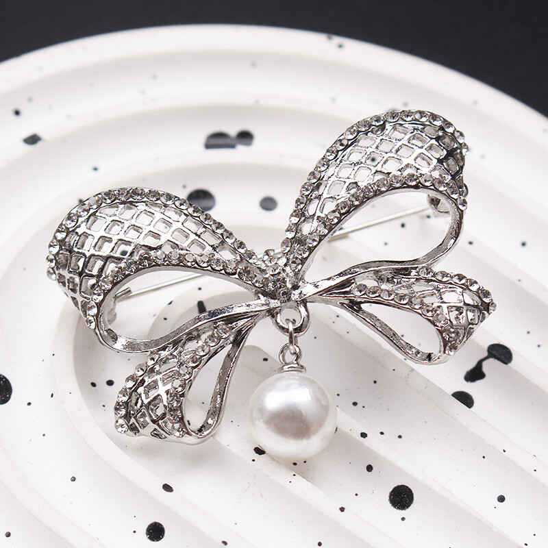 Delicate Temperament Elegant Cut-out Bow Pendant Brooch Accessories Jewelry Gift
