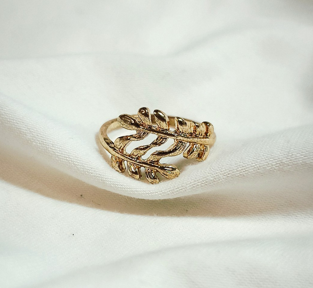 Vintage Leaf Ring – Size 9 – Gold-Tone Metal Alloy – Nature-Inspired Design