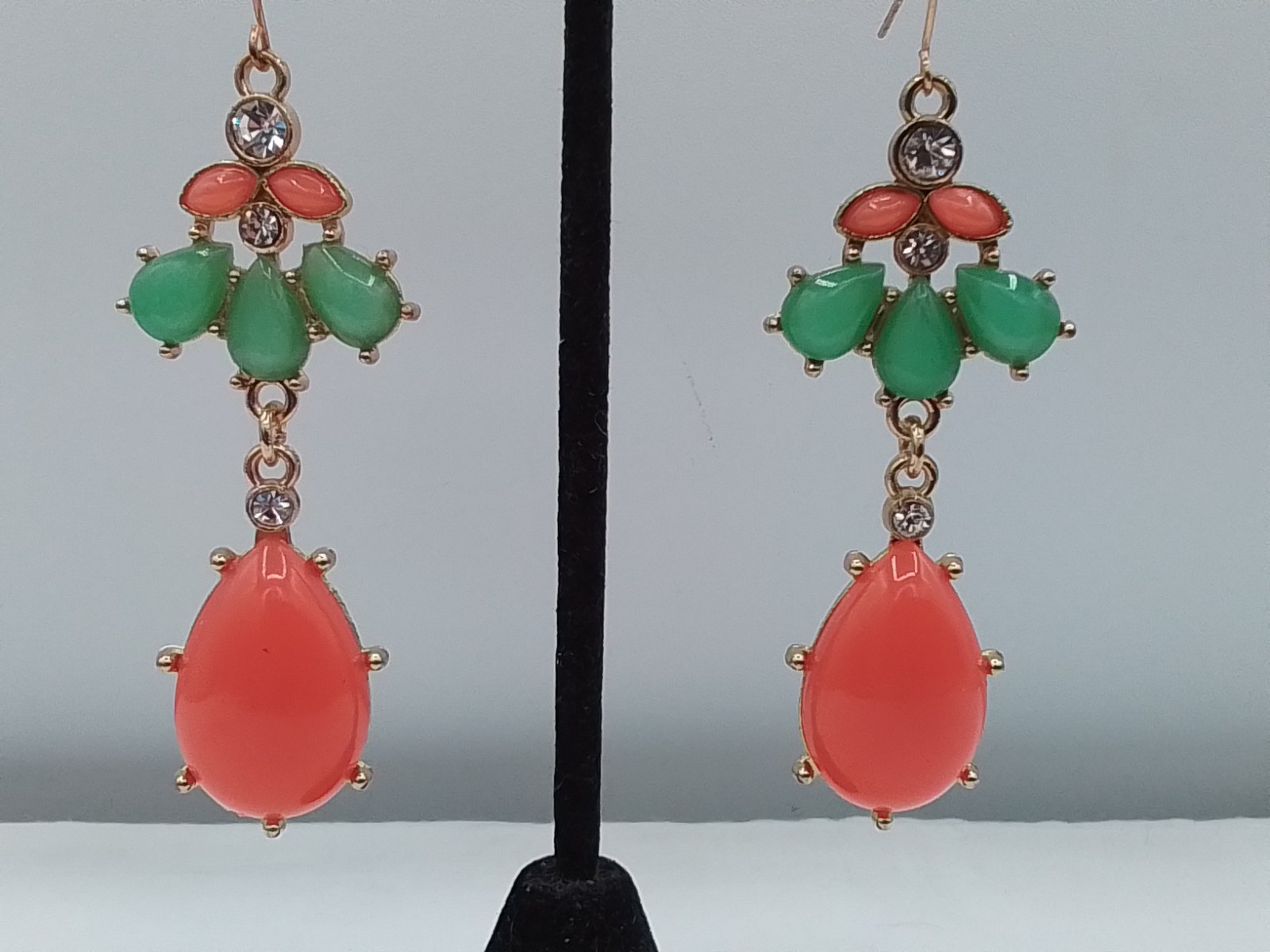 2.5″ DANGLE DROP FAUX JADE FAUX ORANGE CORAL RETRP HIPPY PIERCED EARRINGS VTG