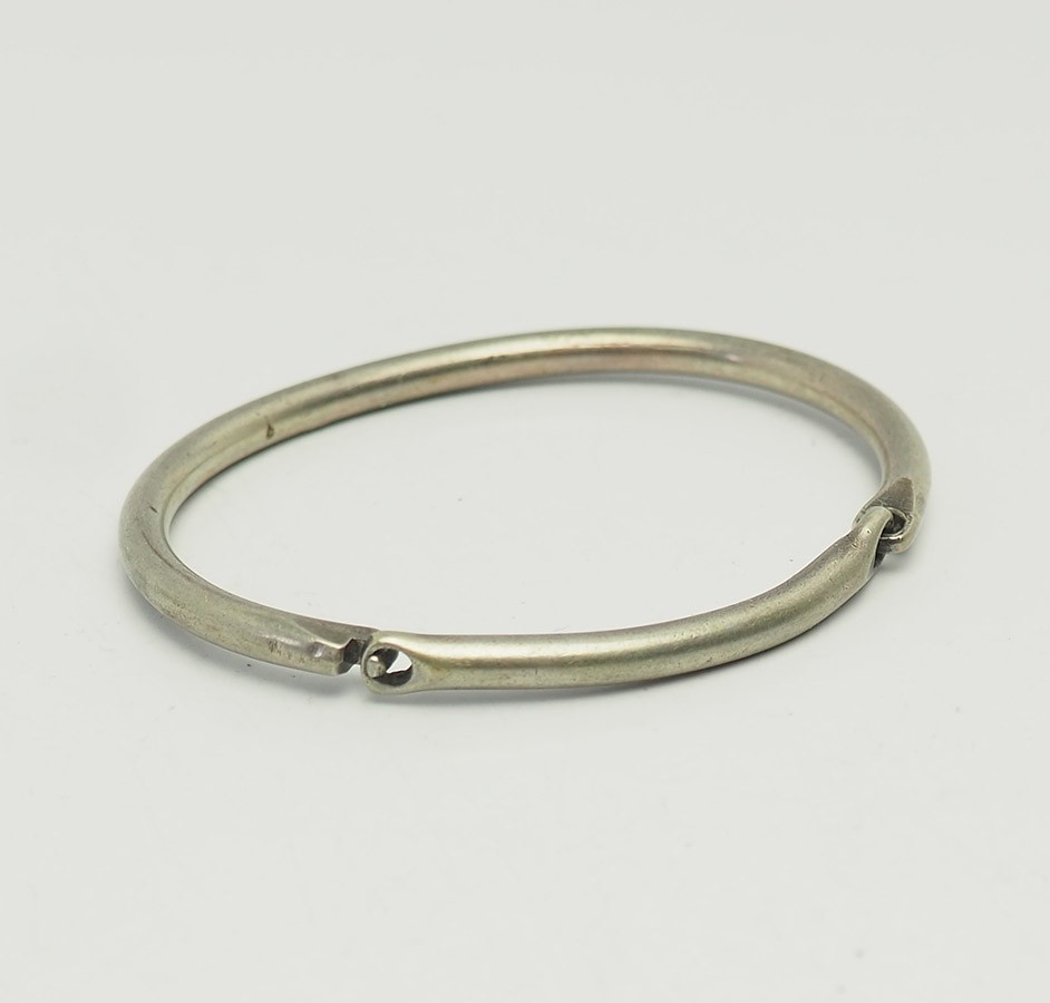 Unusual signed vintage modern 800 silver clasp bangle bracelet Europe