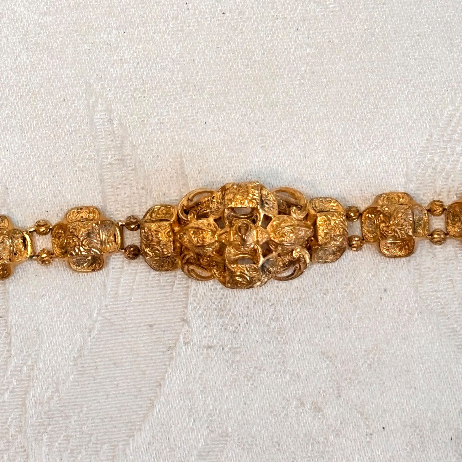 BRACELET goldtone metal temple lightweight box clasp NO BELL vintage 6 1/4″ circ