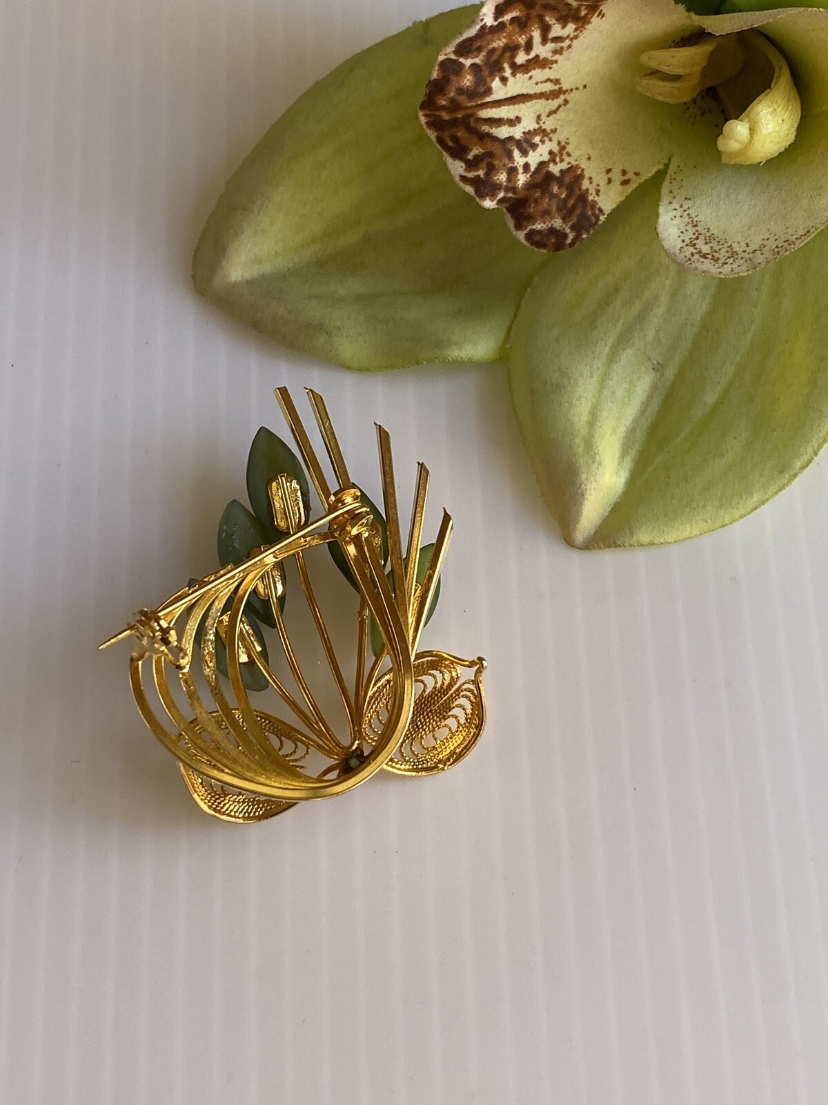 VINTAGE Jade Filigree Brooch Pin Gold Tone Bouquet China Gem Corporation Taiwan