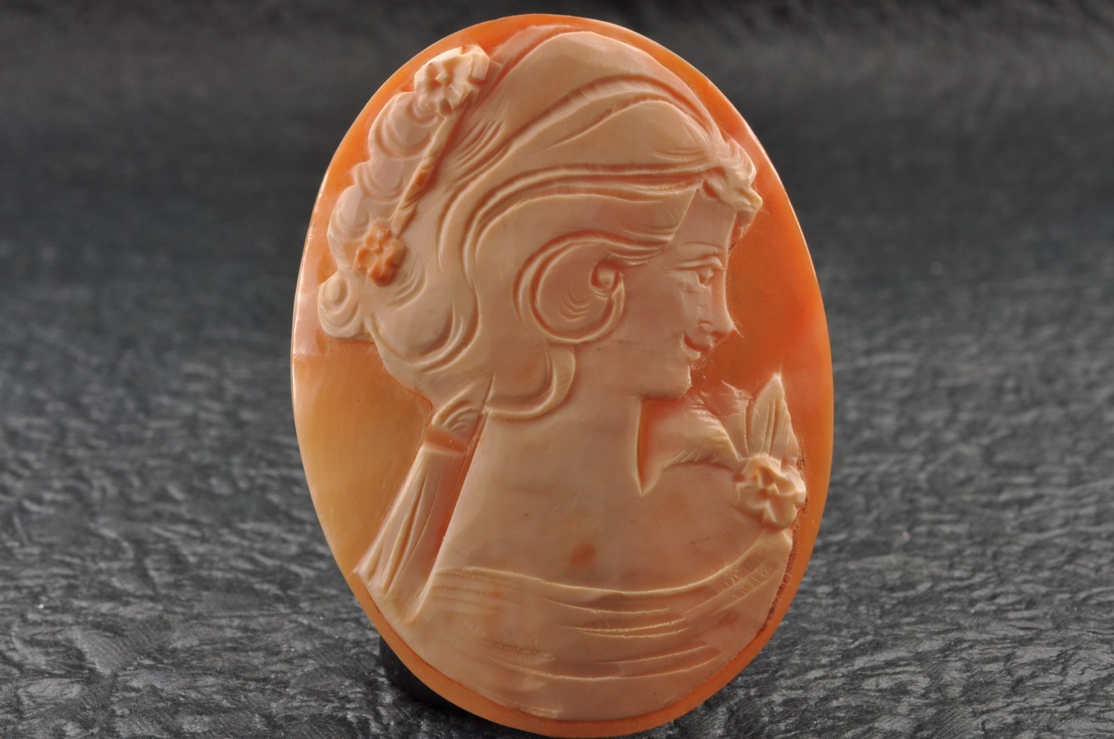 11 items , vintage shell cameo White and brown color (Total 302.0ct) with case.