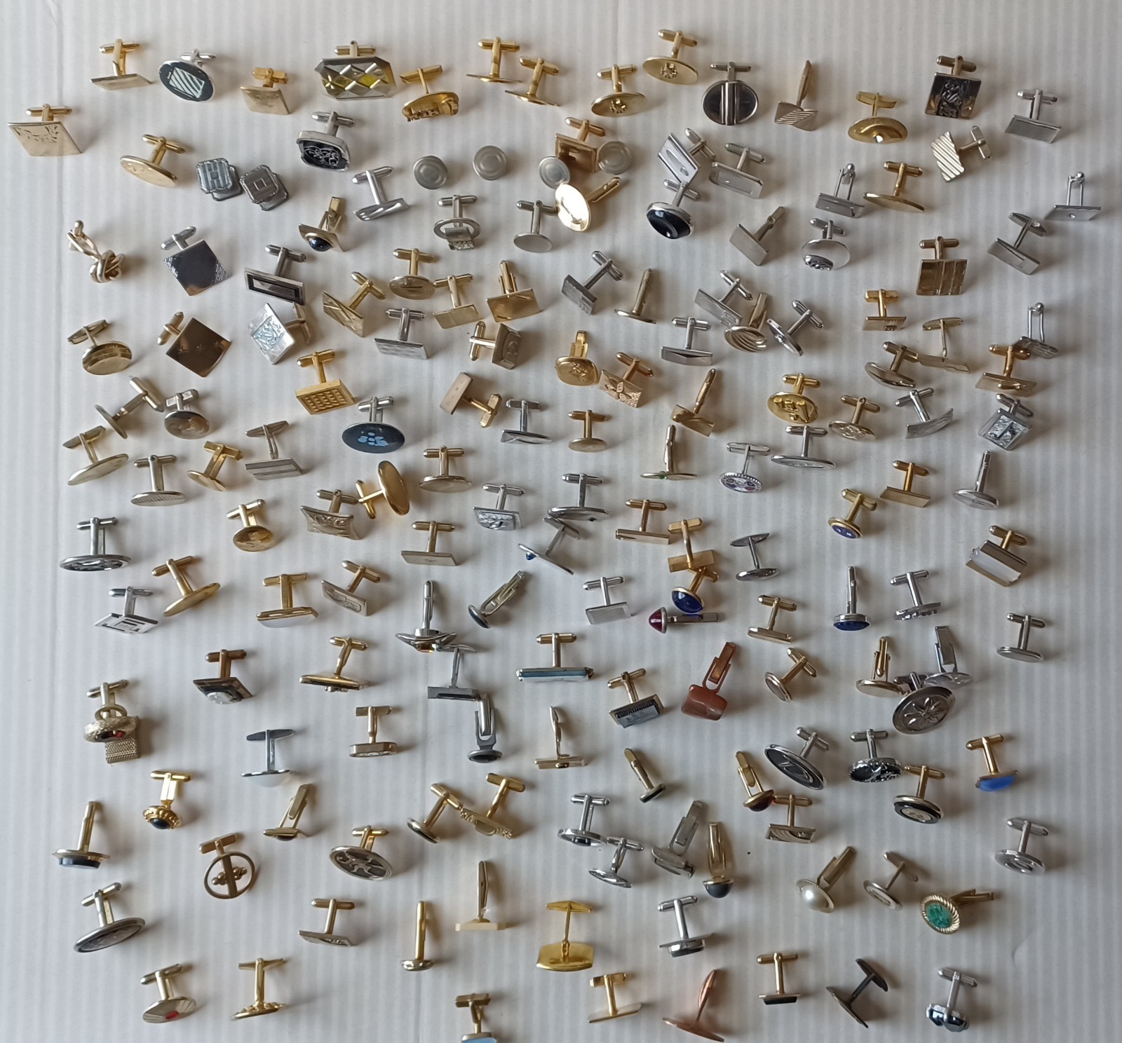 Lot 160 VTG Single Cufflinks Mixed Styles Tones Repurpose Jewelry Some Wear