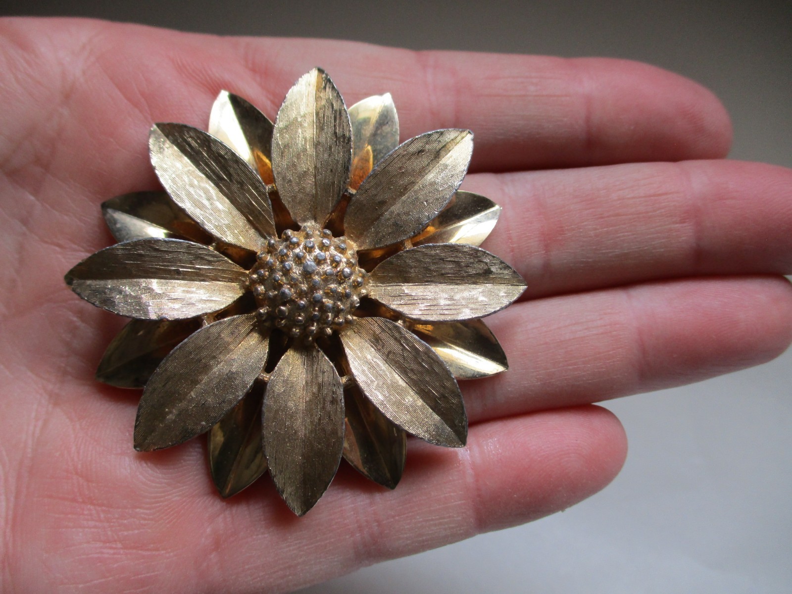 Sarah Coventry brooch pin gold tone vintage daisy flower 2″ chunky statement