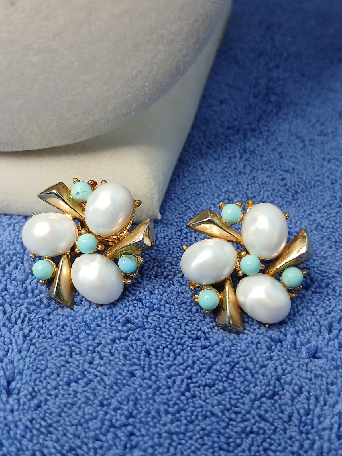 Vintage Crown TRIFARI Necklace & Earrings w/Faux Pearls & Turquoise Set- READ