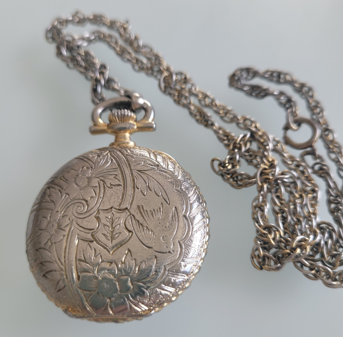 Vintage Napier © Gold Plate Photo Locket Pendant with Chain – Ornate