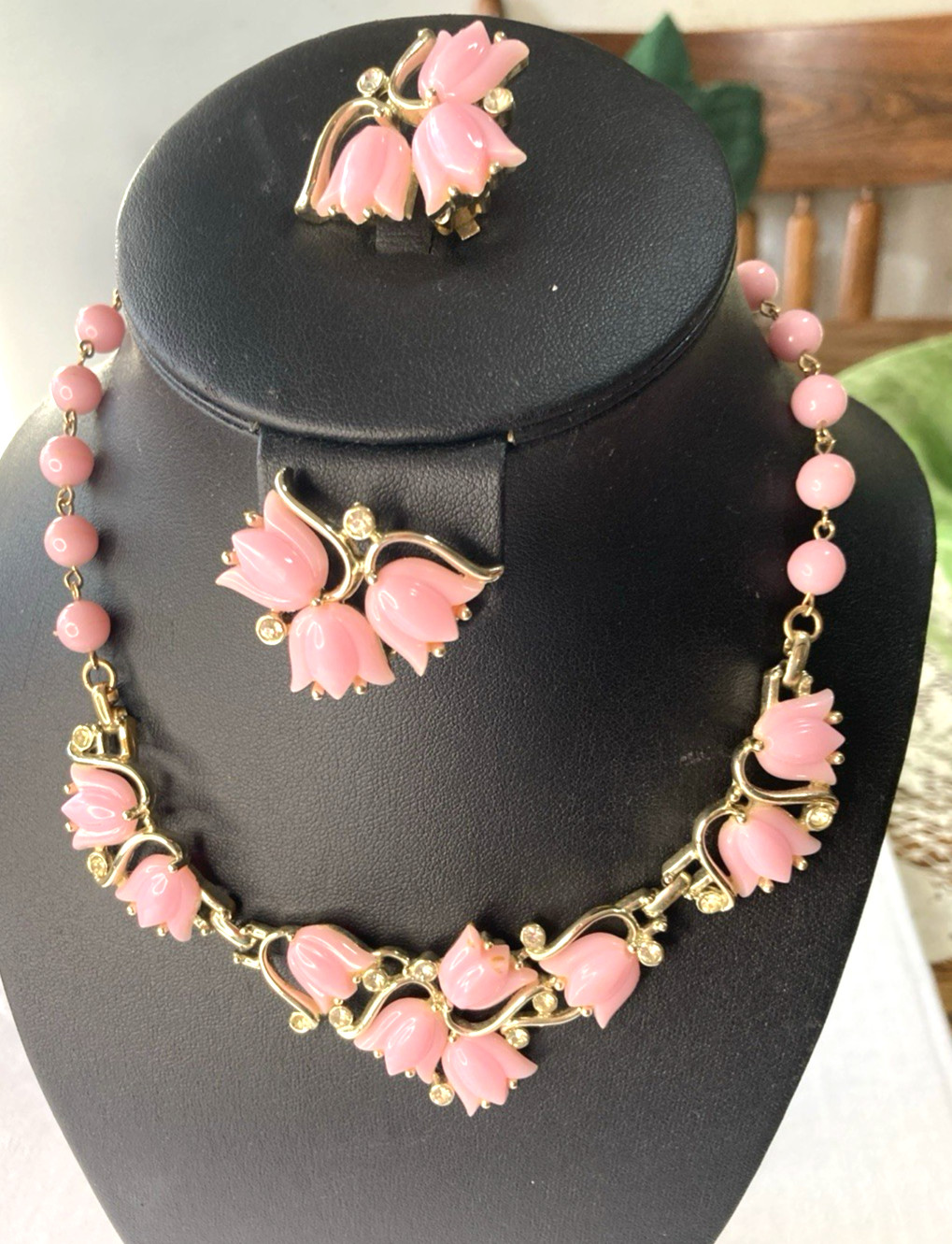 1960’S KRAMER PINK THERMOSET TULIP BEAD 16″ CHOKER NECKLACE & Clip On Earrings