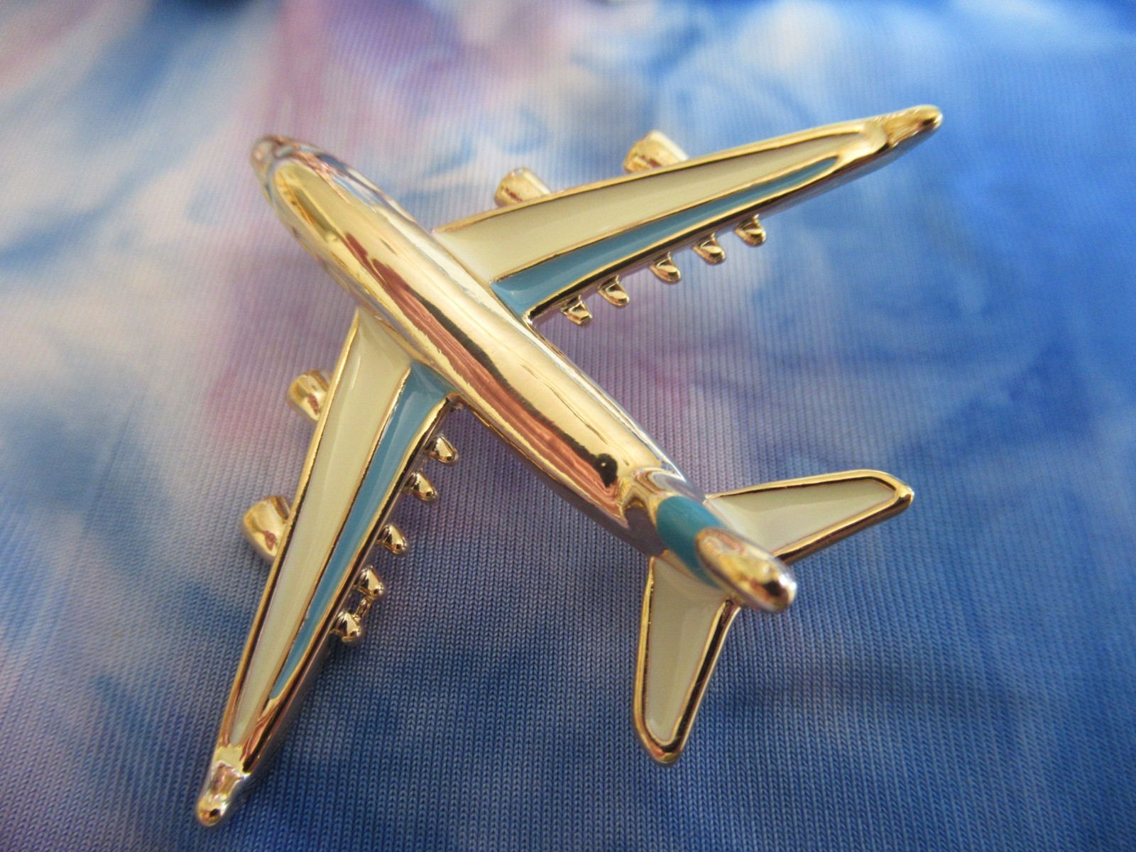 Nouveau Bon Voyage Airplane Brooch & Airplane Travel Pierced Earrings Set NEW