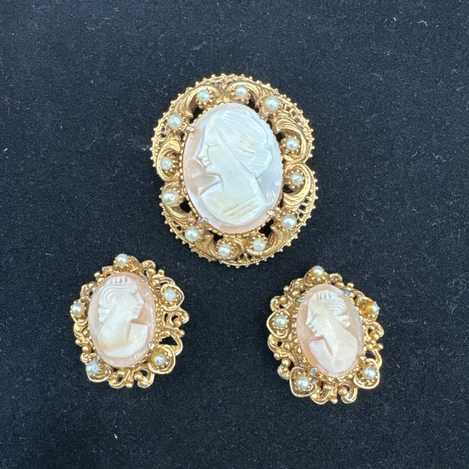 VTG Florenza Cameo Gold Tone Pearls Brooch Pendant And Clip On Earings
