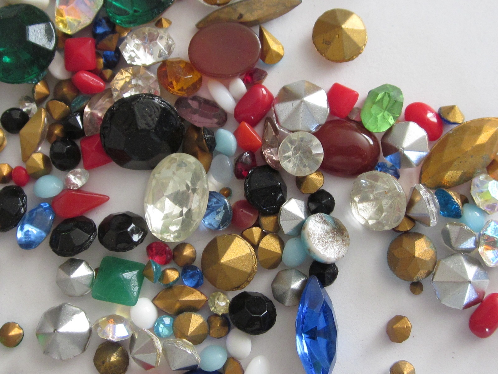 325 VINTAGE GLASS RHINESTONES & SOLID STONE LOT REPAIR JEWELRY LOOSE ASSORTMENT