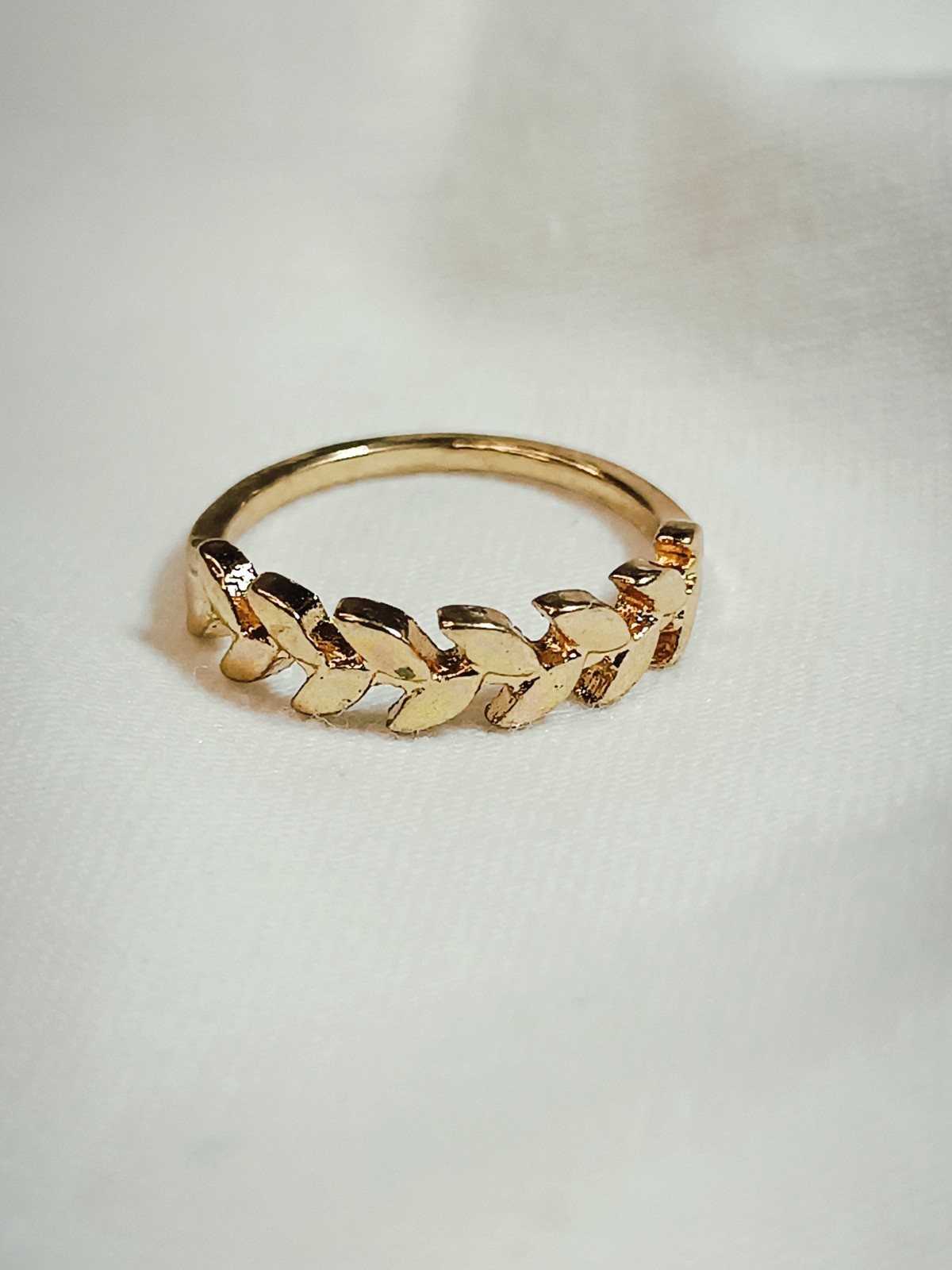 Vintage Leaf Ring – Size 5.5 – Gold-Tone Metal Alloy – Nature-Inspired Design
