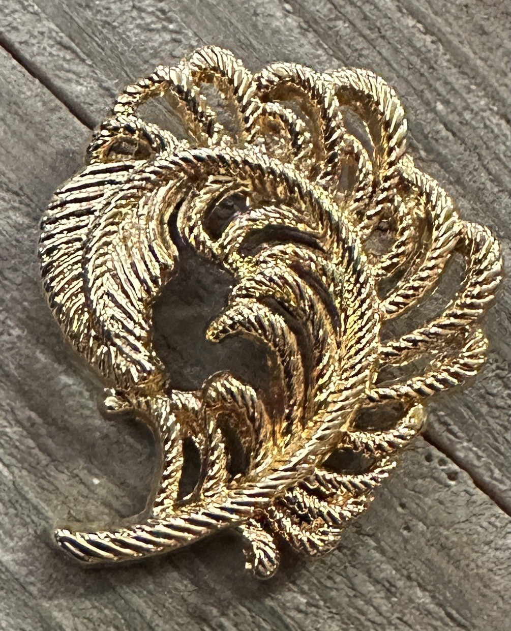 Stunning Brooch Pin Textured Feather Gold Tone 2 x 1.5″ Signed AAI