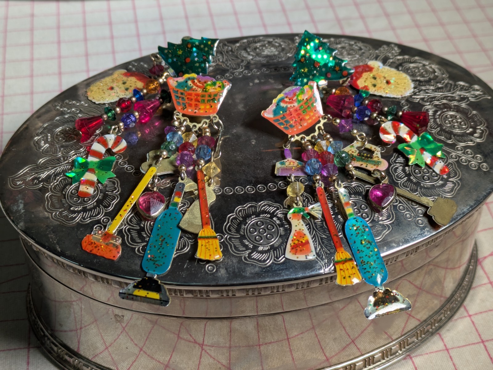 Vtg 80s (2) Watta KCFA Laundry Christmas Santa Earrings Lunch At The Ritz -like