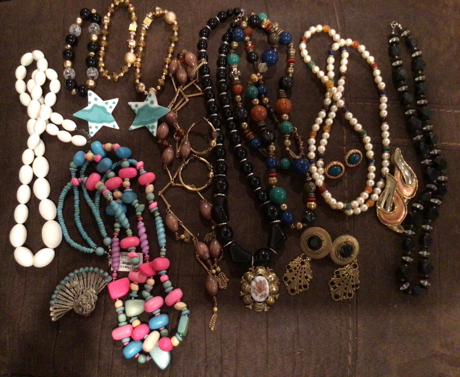 Vintage Style Costume Jewelry Lot – Necklaces, Bracelet, Brooches, earing– Mixed