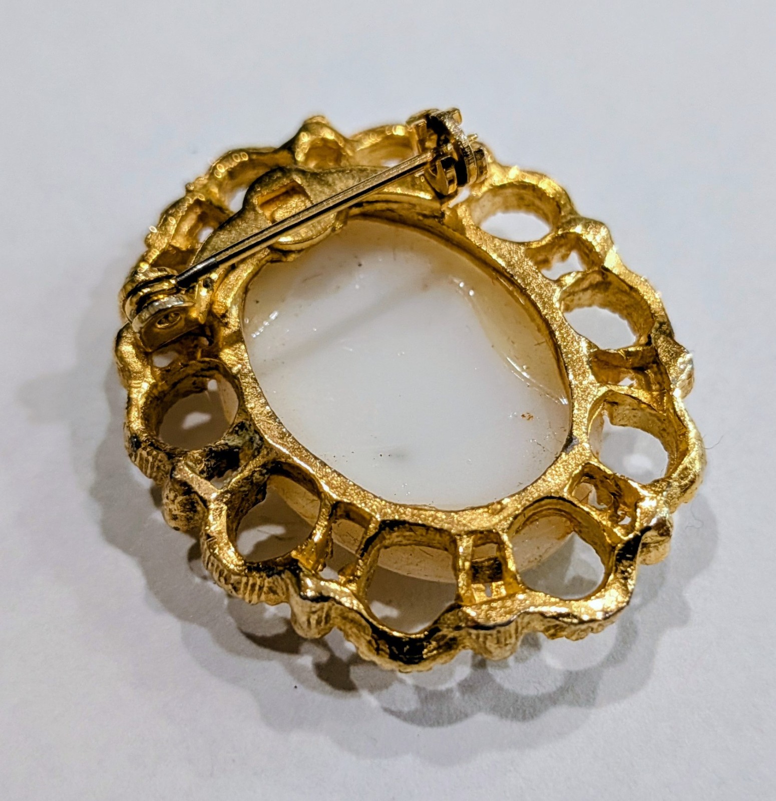 Floral Gold Brooch – Vintage Victorian Style Cream Floral Transfer Cab 1.5″