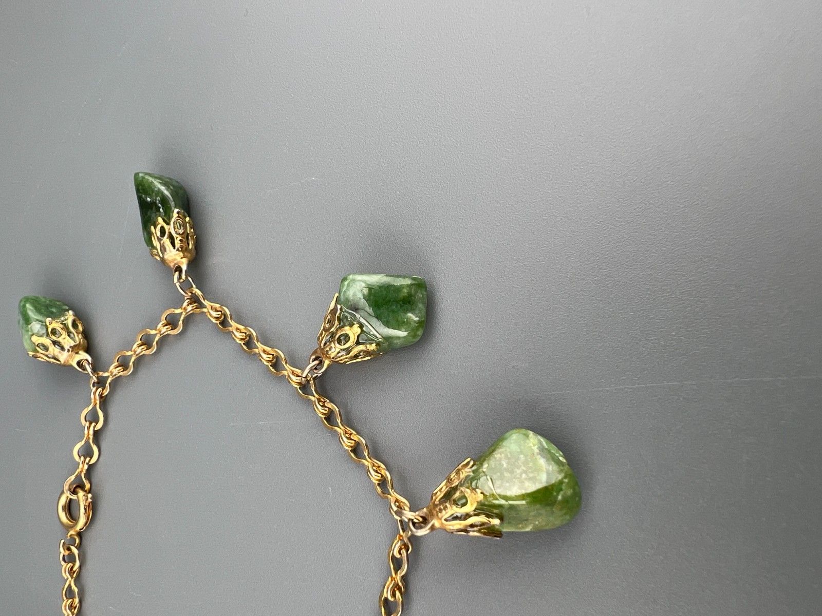 Vintage Charm Bracelet Green Gemstone Gold Tone Serpentine 7″ Fancy Link Boho