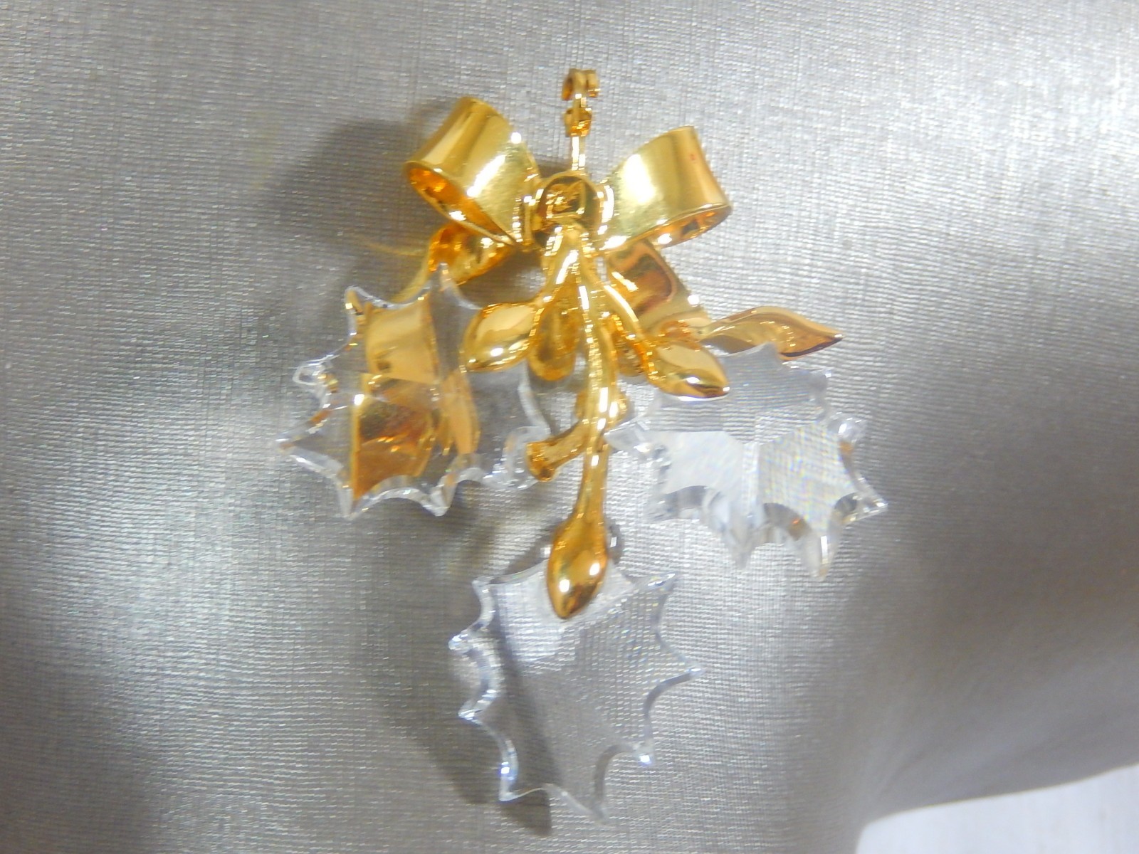 VTG SWAROVSKI SWAN SIGNED CRYSTAL HOLLY LEAVES & BERRIES 18KGP PENDANT /ORNAMENT