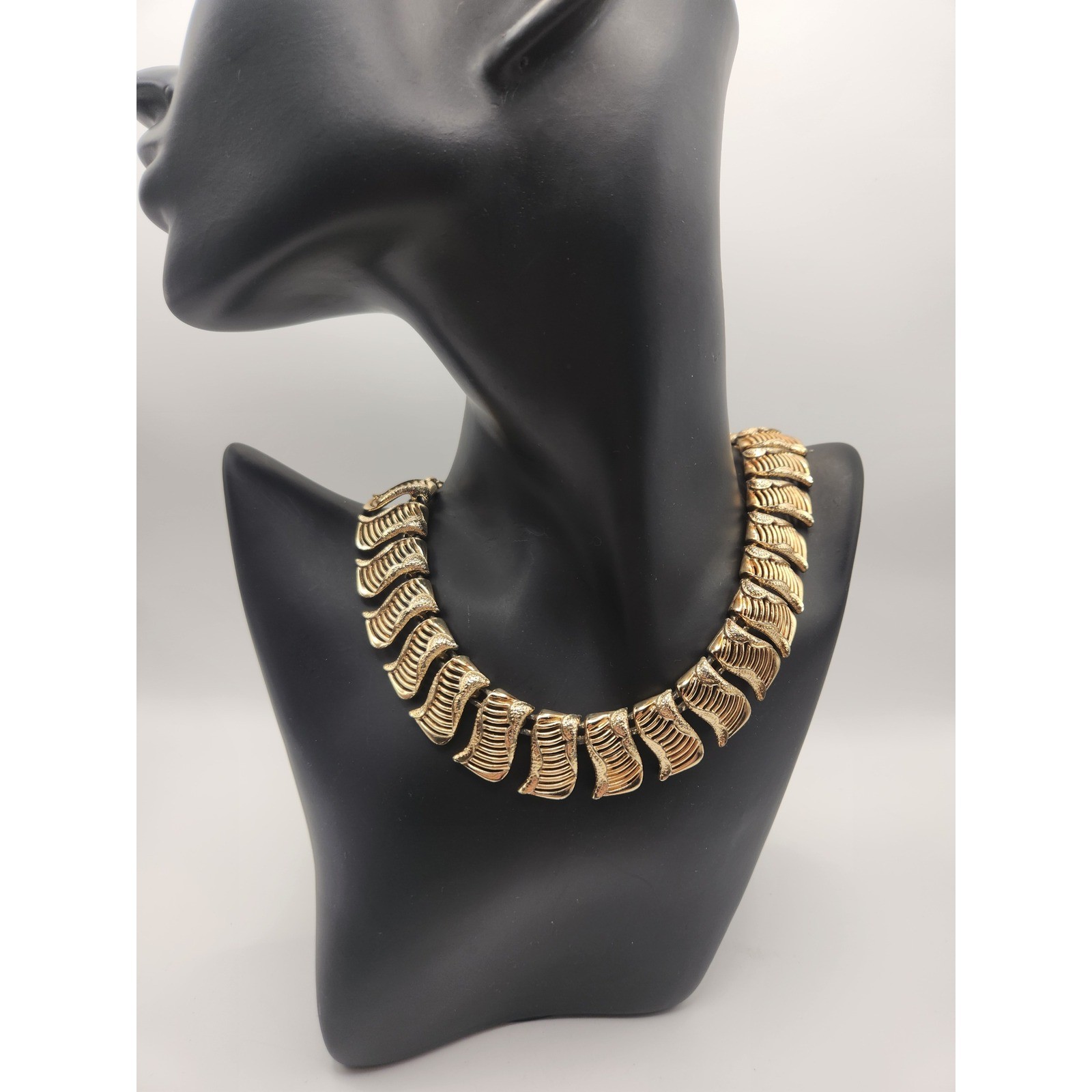Vintage Coro Gold Tone Ribbed Fan Link Collar Necklace Mid Century Modern MCM
