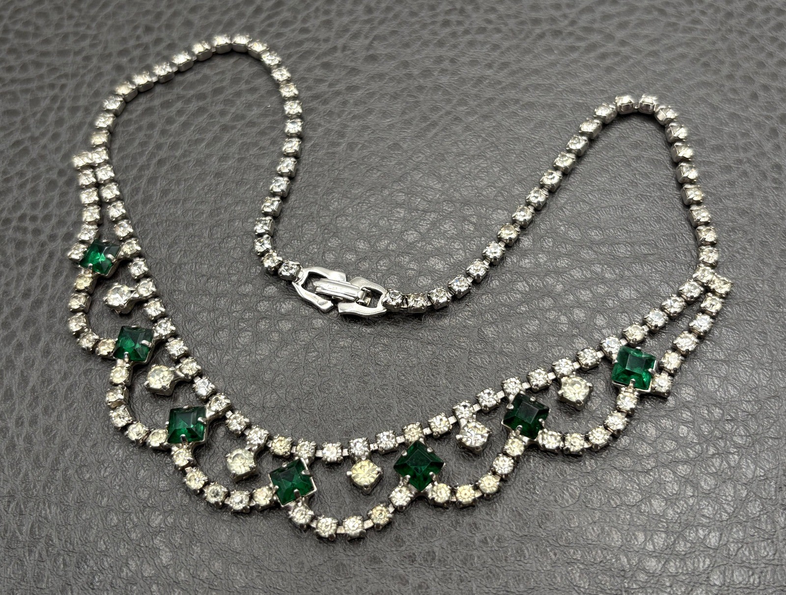 Vintage Art Deco Green Faux Emerald Crystal Rhinestone Bib Necklace Scalloped