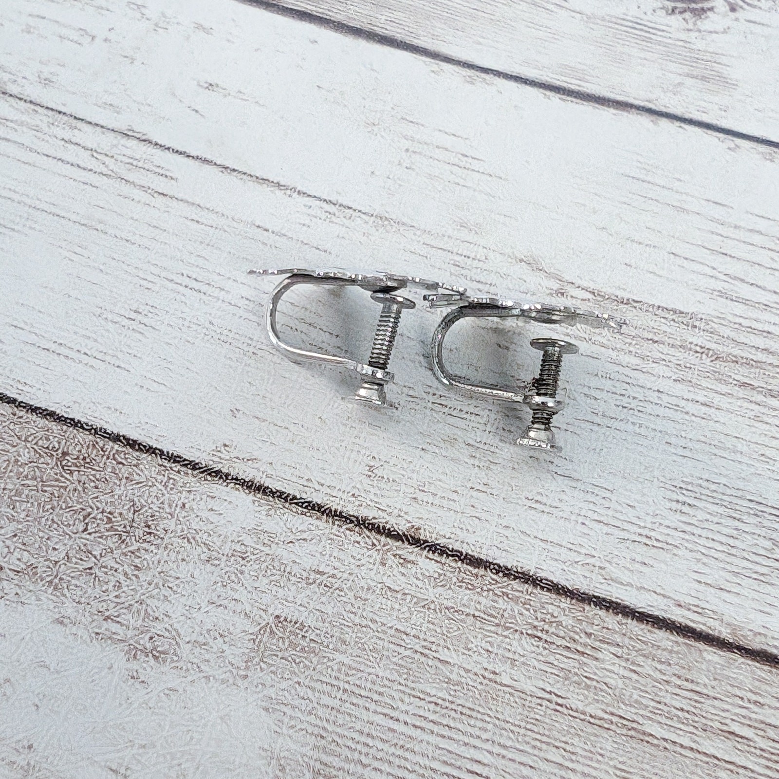 Vintage Screw Back Earrings Silver Tone Leaf 0.75″