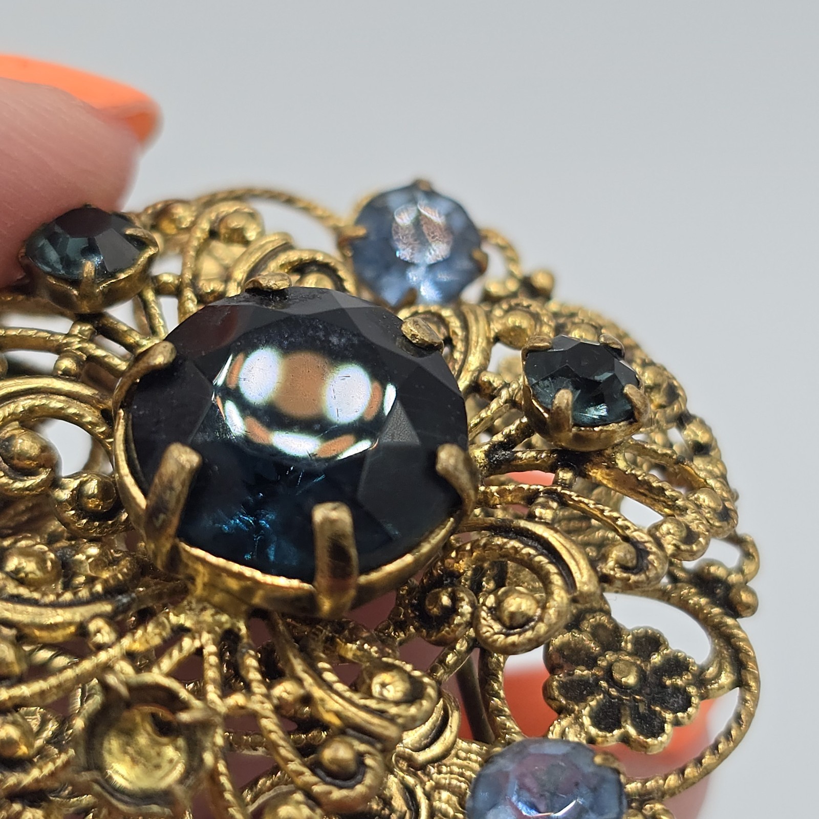 VTG Blue Glass Rhinestone Brooch Czechoslovakia Filigree Gold Tone 1-7/16″ READ