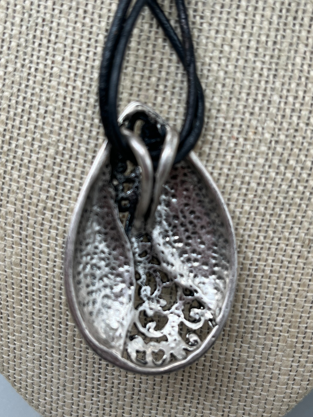 Vtg Teardrop-shaped silver tone Premier Designs Necklace and Earrings set te01