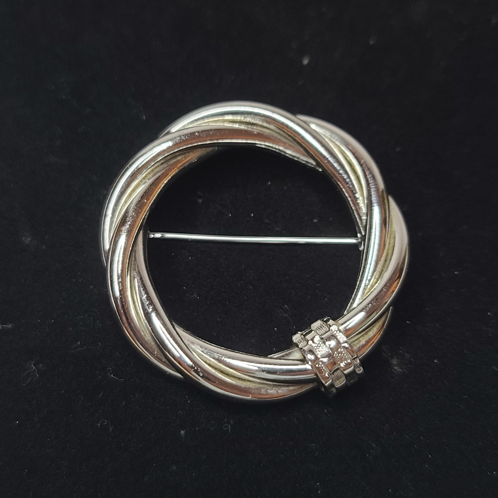 Silver Contemporary Wire Braided Band Artwork Wreath Circle Brooch Pin Vintage