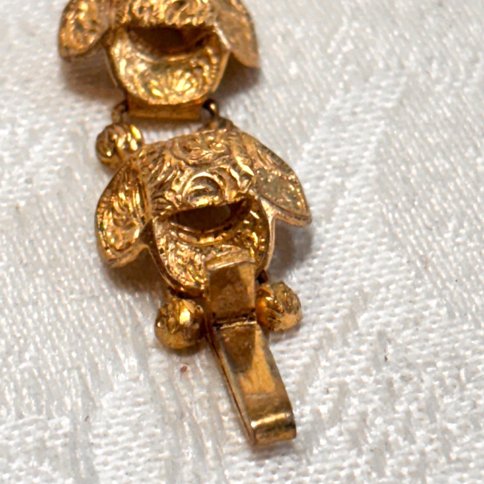 BRACELET goldtone metal temple lightweight box clasp NO BELL vintage 6 1/4″ circ