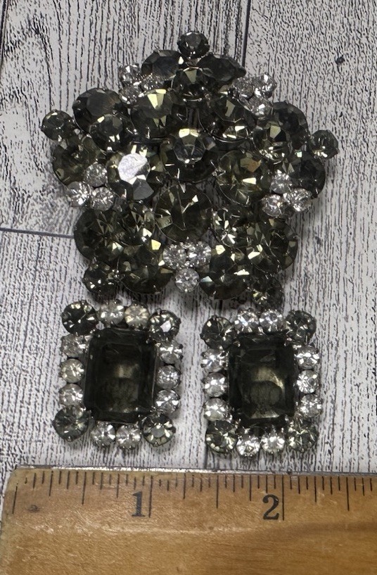 Vintage Unsigned Beauty Smokey Gray Rhinestone Brooch & Clip Earring Set
