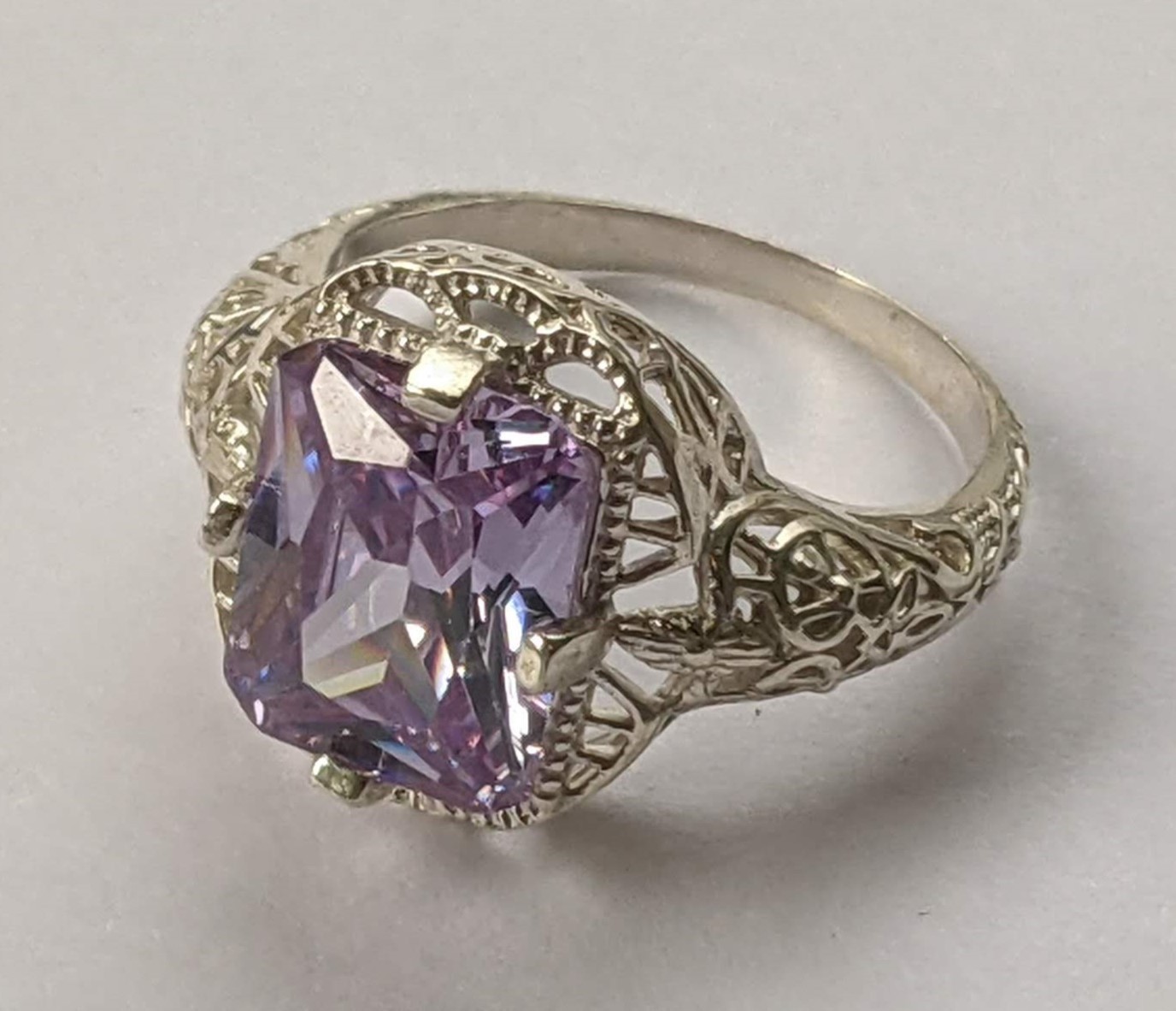 Vintage ring sterling silver 925 Size 9.5 Weight 5.44 g. Amethyst.
