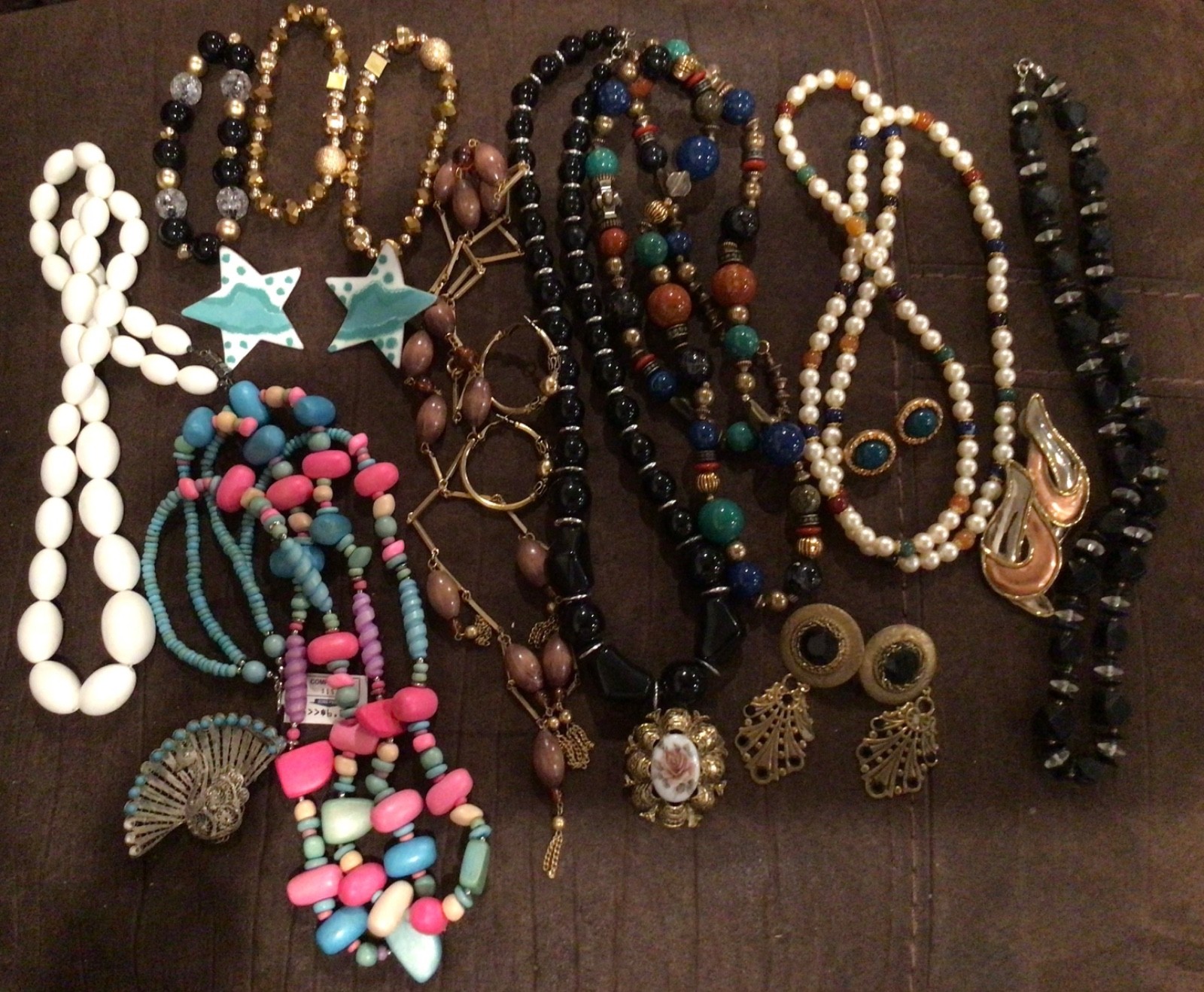 Vintage Style Costume Jewelry Lot – Necklaces, Bracelet, Brooches, earing– Mixed