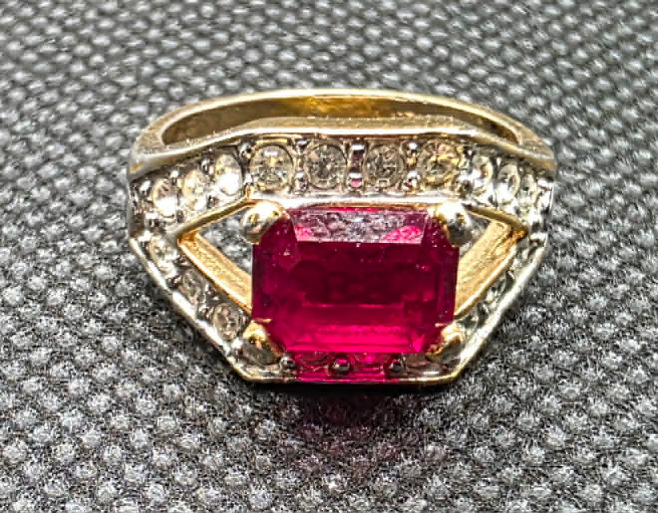 RARE! Vintage Genuine 18K HGE Glass Rhinestones Ruby Red Gold Tone Ring Size?