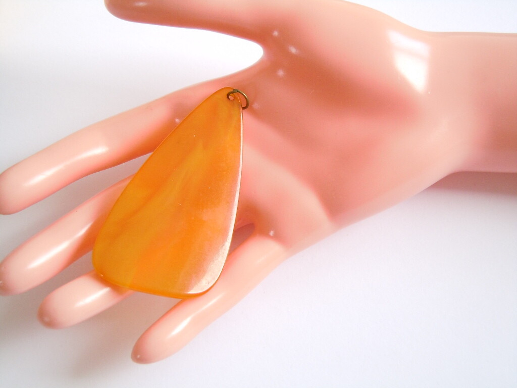 Bakelite Pendant Vintage Bakelite Tested 7.9 g / 7.2 X 3.8 X 0.3 cm