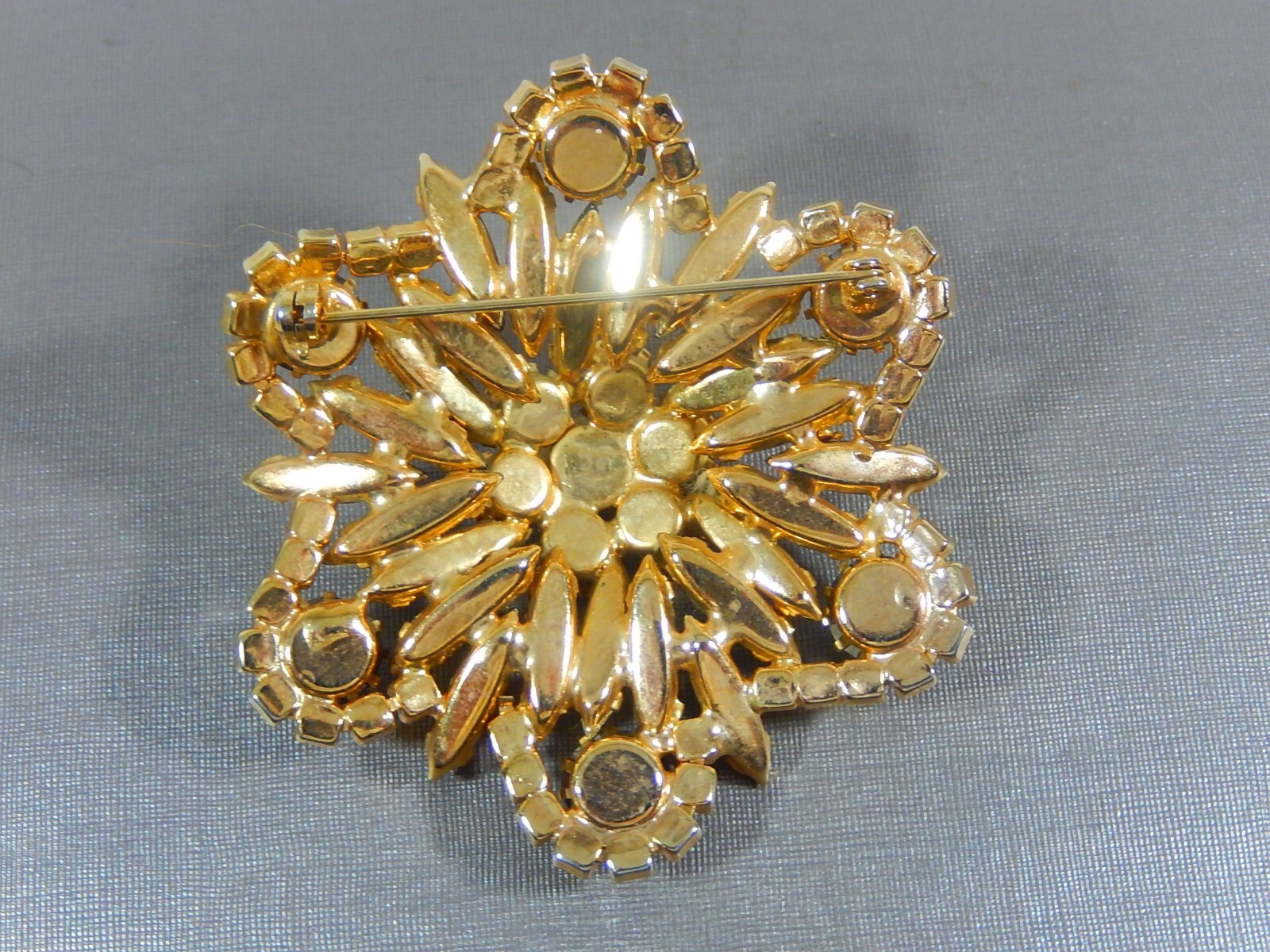 VINTAGE HIGH END ELONGATED MARQUISE & AB RHINESTONE RUFFLED GOLD TONE BROOCH