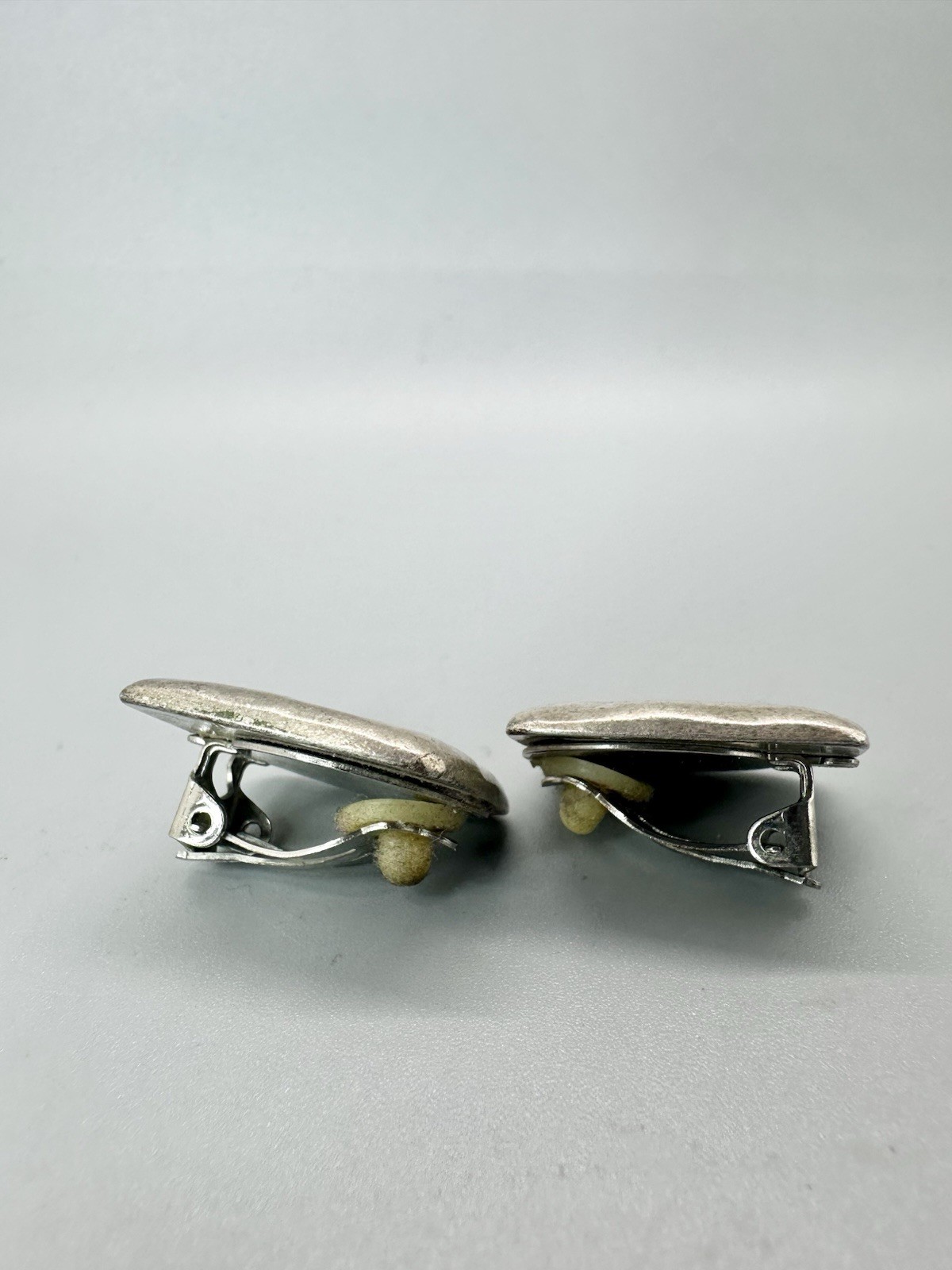 ⛎ Vintage Hammered Silver Tone Square Clip On Earrings Modernist 0.79″ Unsigned