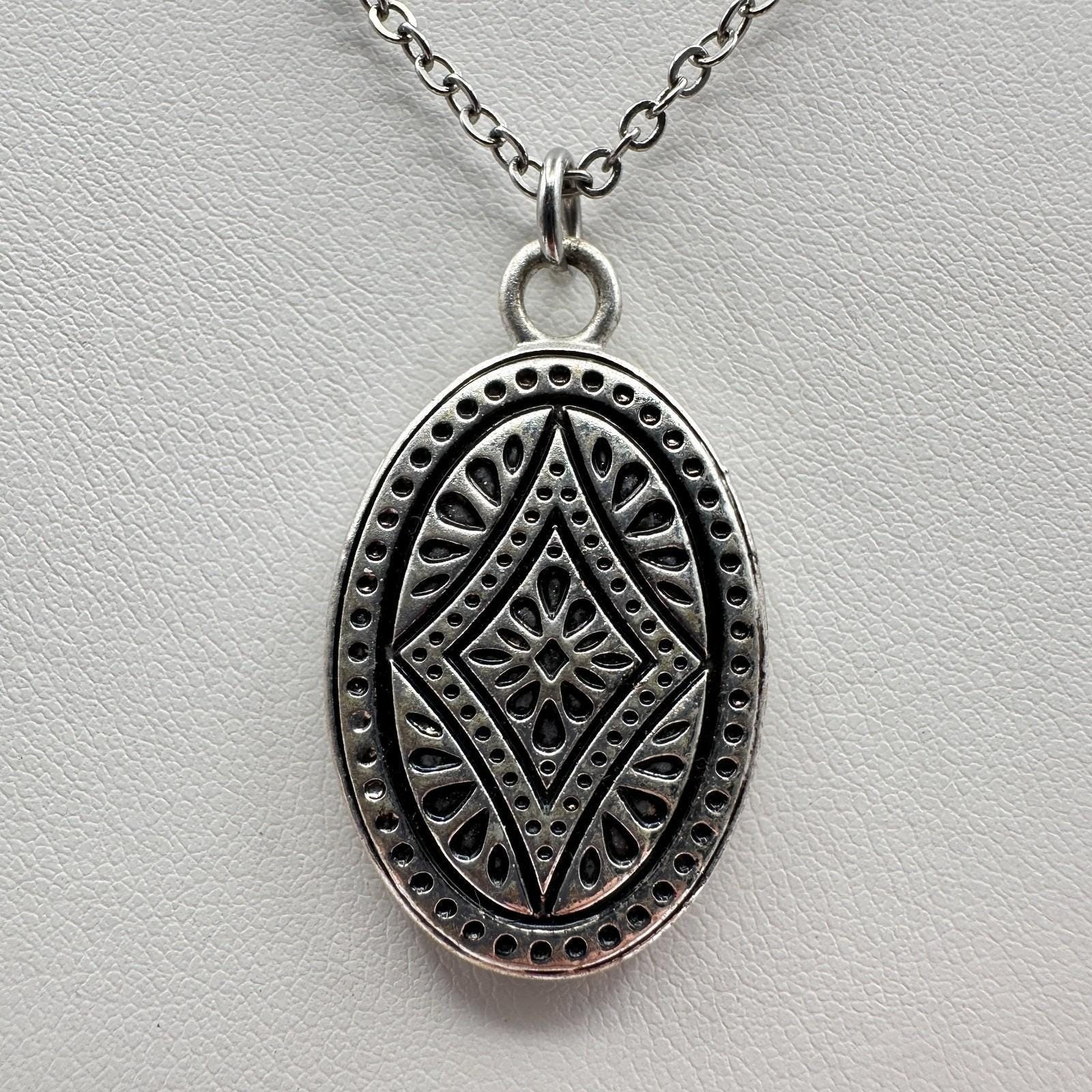Vintage 90s Silver-Tone Geometric Oval Pendant Necklace Boho Etched Jewelry