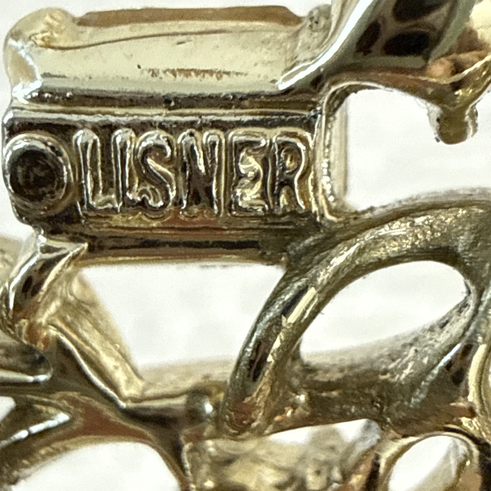 Lisner Vintage Broche Signed 2” D