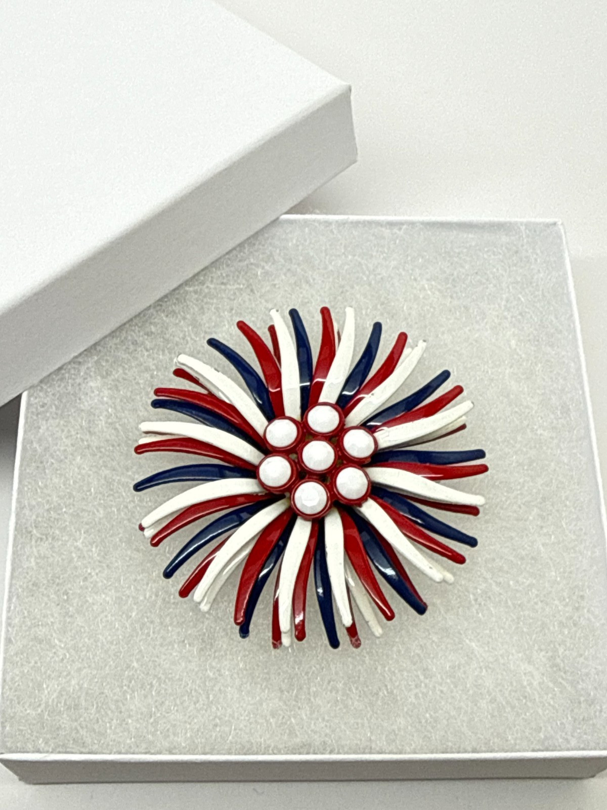 Vtg Red white blue Starburst Flower brooch pin unsigned patriotic America 250