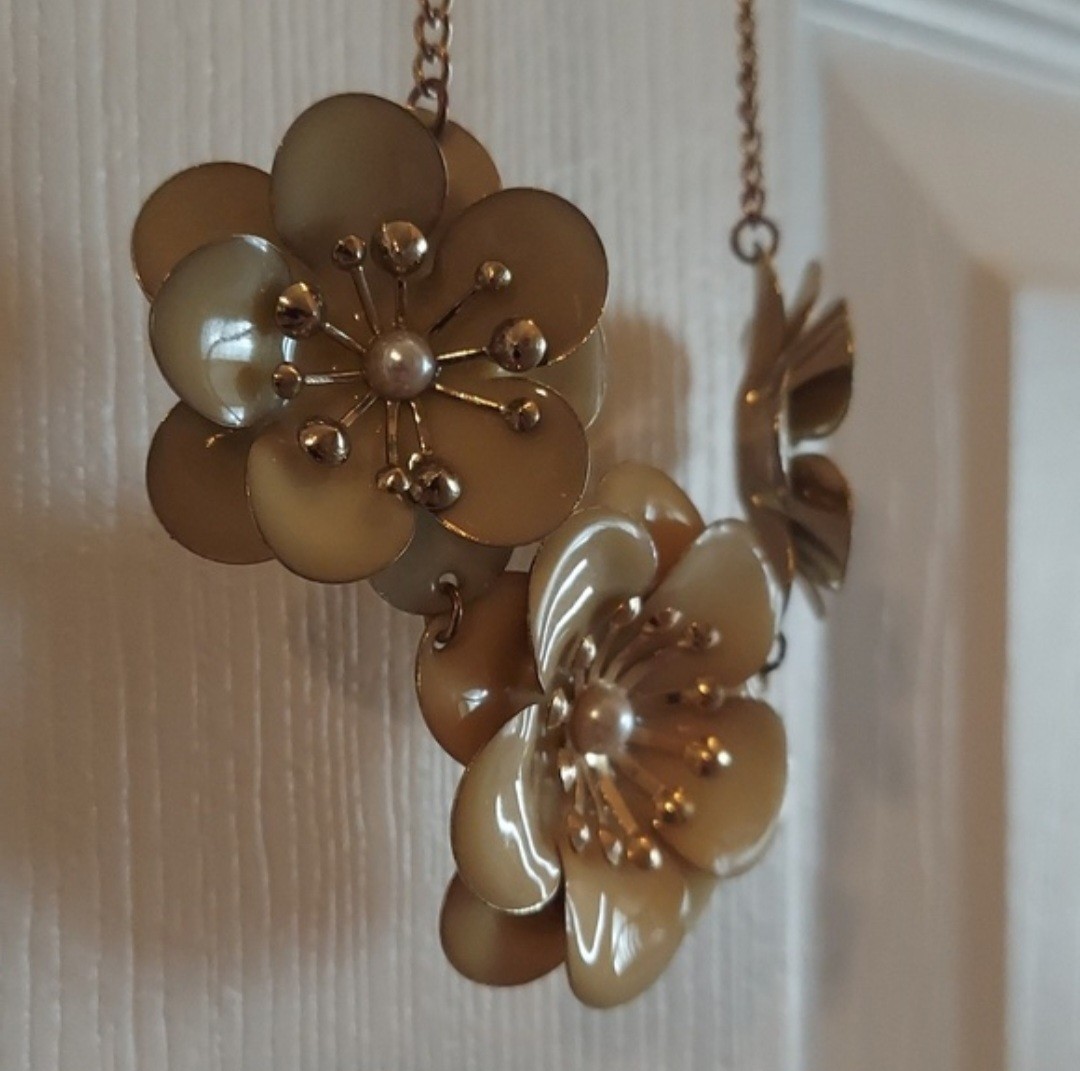 Y2k Enamel and Goldtone Triple Daisy Bib Necklace EXCELLENT!