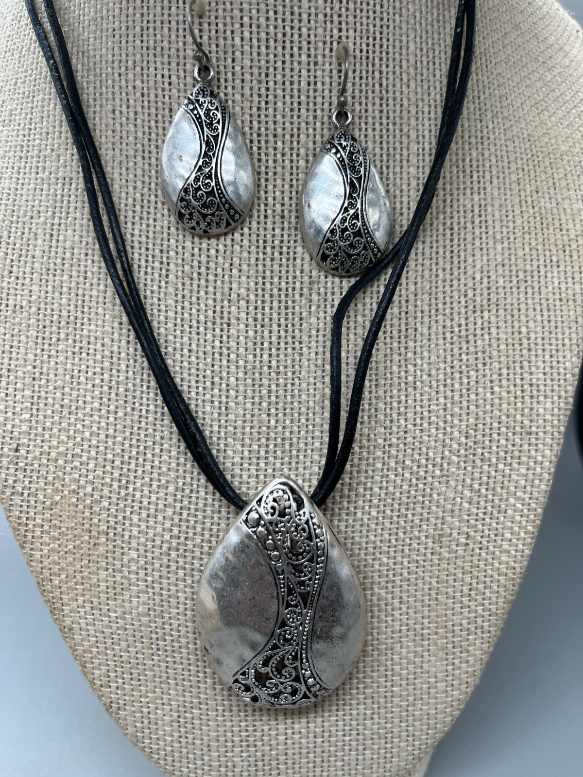 Vtg Teardrop-shaped silver tone Premier Designs Necklace and Earrings set te01