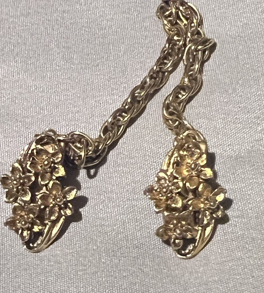 Vintage Gold Tone Sweater Clip w/chain Flower Shape Floral