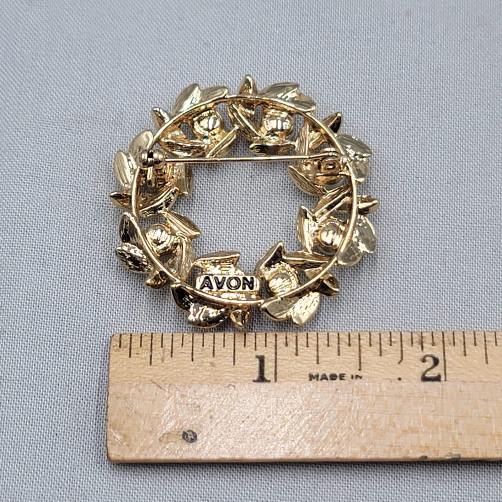 Vintage Avon Faux Pearl Wreath Brooch Gold tone 1 5/8″