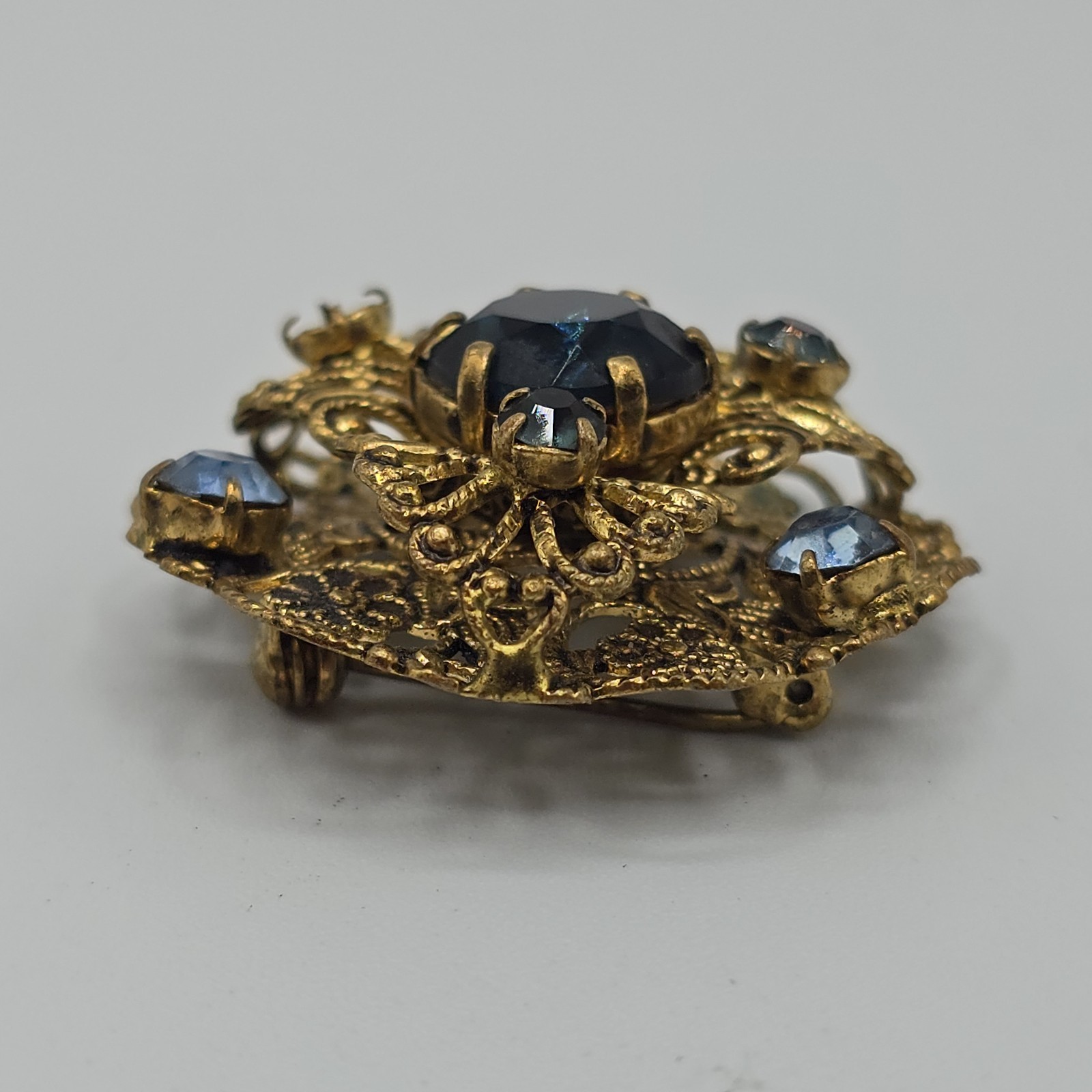 VTG Blue Glass Rhinestone Brooch Czechoslovakia Filigree Gold Tone 1-7/16″ READ