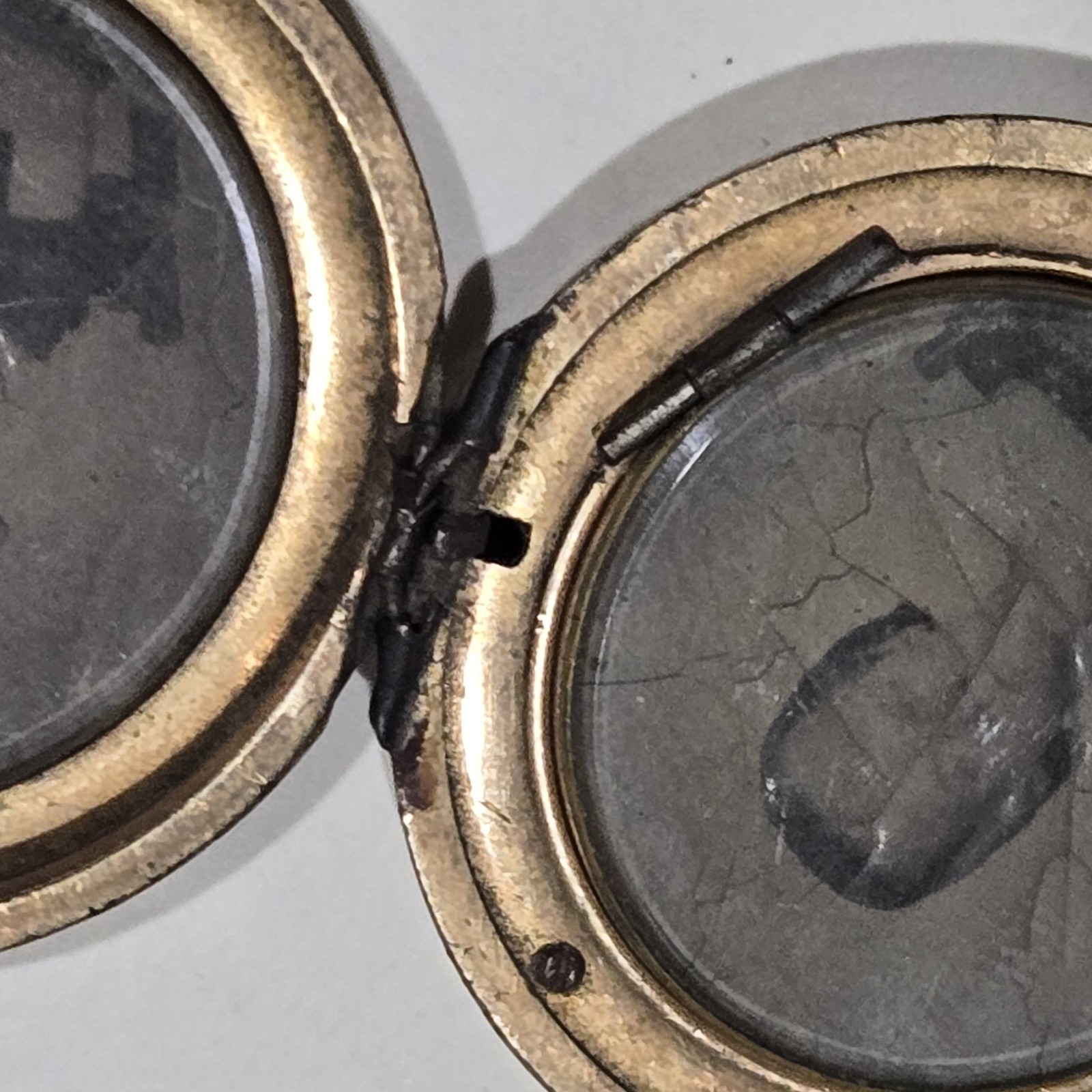 Rare Antique Victorian Round Tri-Fold Quad Photo Locket Gold Filled