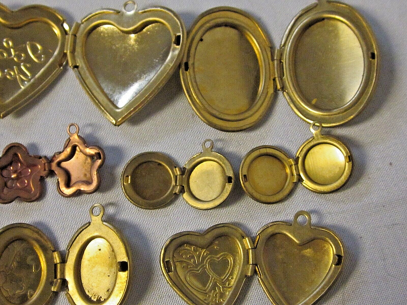 11 VTG MODERN LOCKETS HUGE LOT BRASS FINDINGS FLOWER HEARTS NOS PENDANTS CHARMS