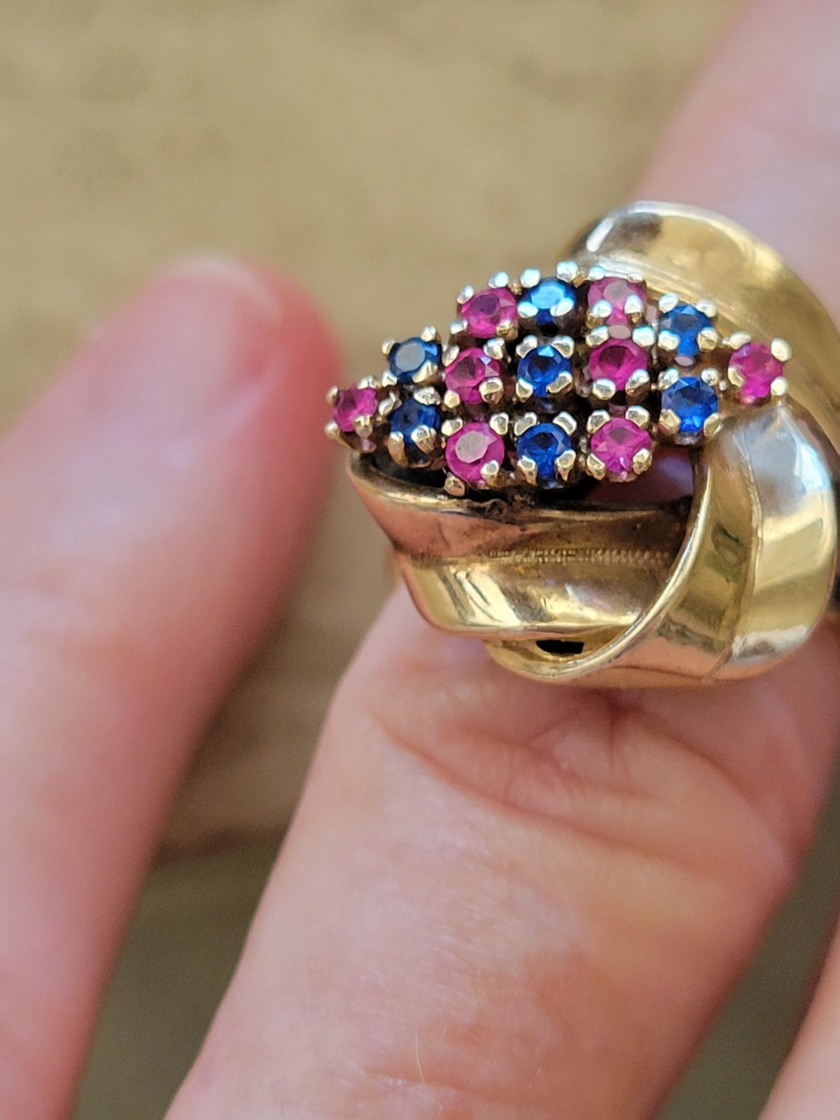 Vintage 1970s 14kt Gold Swirl Ribbon Ring W/ Ceylon Pink &Blue Sapphires Size 6