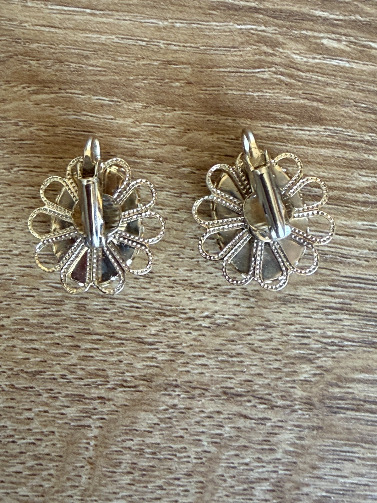Vintage Clip On Earrings Porcelain Daisy Flower Gold Tone Very Good Condition