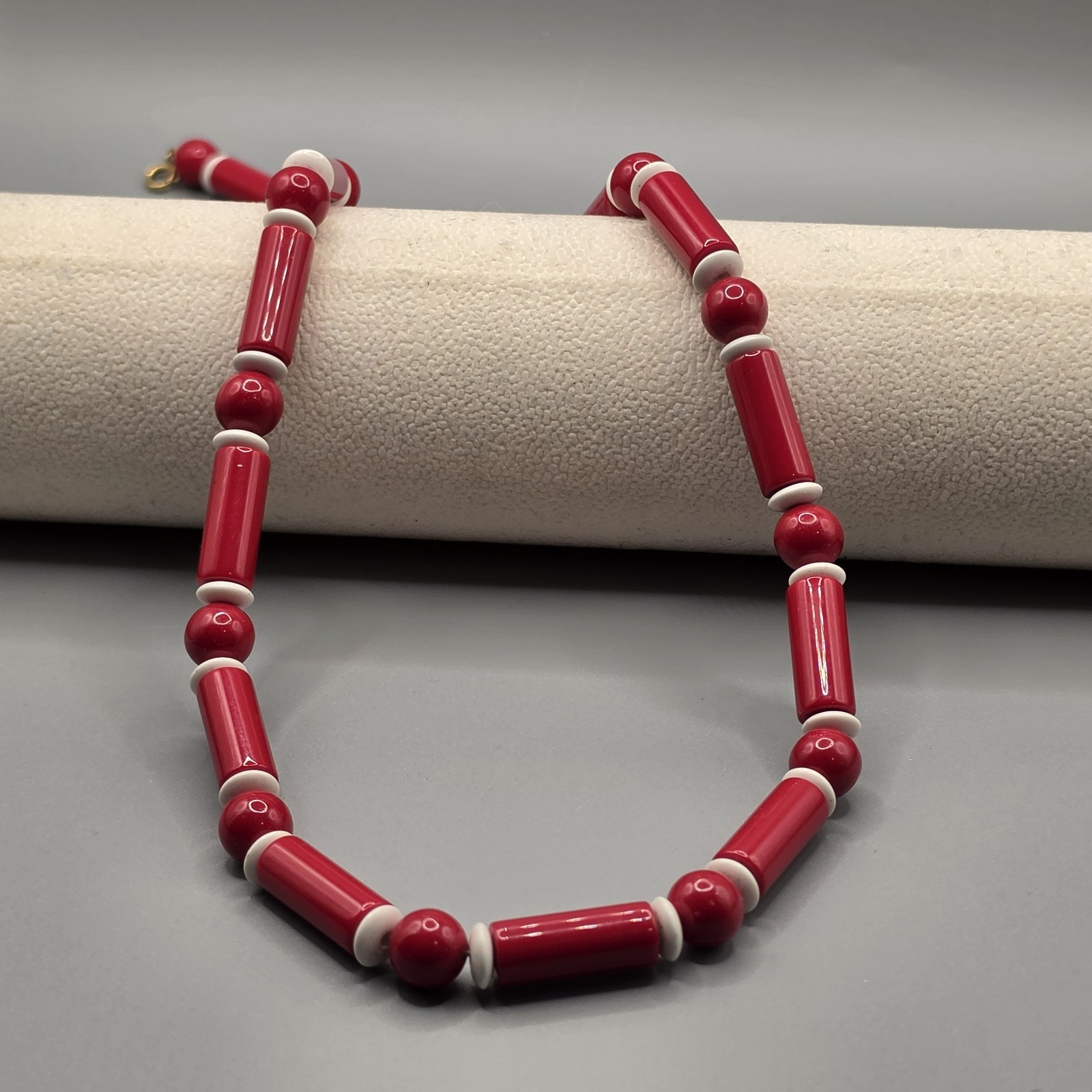 Trifari Vintage Red White Beaded Necklace Gold-Tone Jewelry Elegant Signed 25″