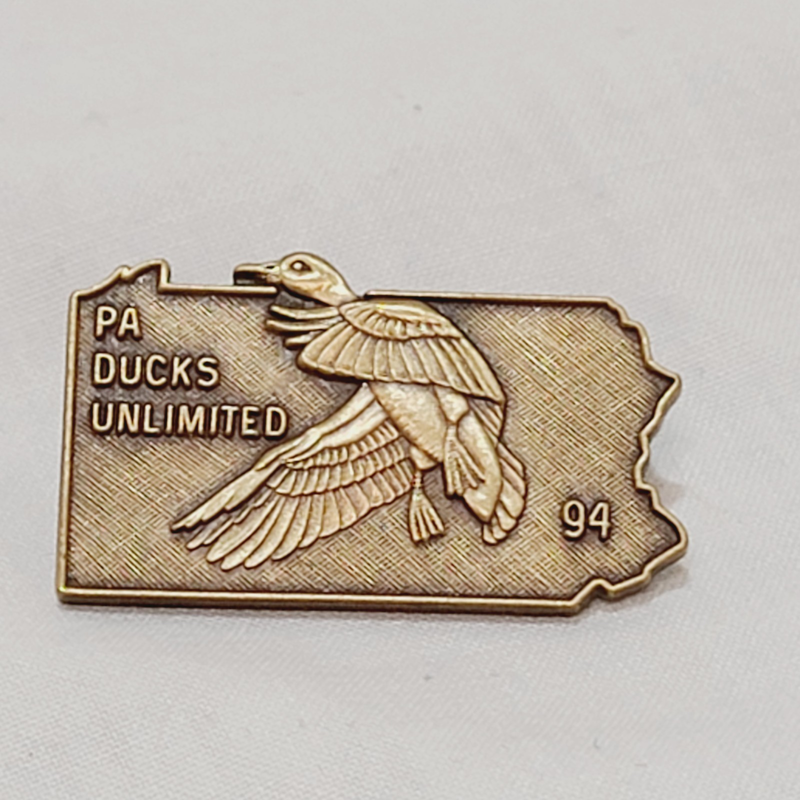 Ducks Unlimited PA Pennsylvania State 1994 Lapel Pin 1″ Bronze Color